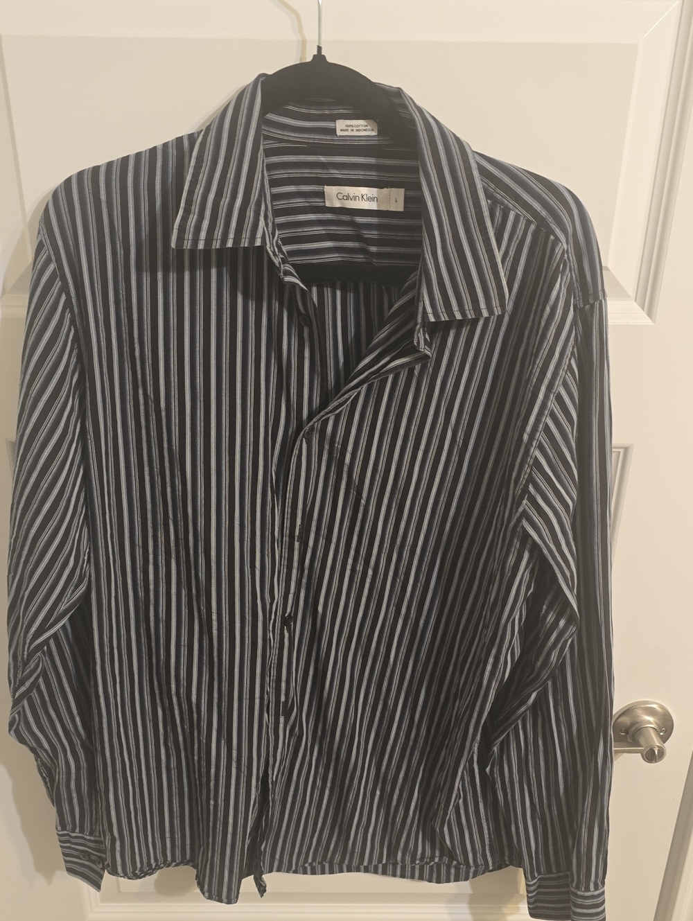 Calvin Klein Men's Black and Light Gray Vertical Stripe Dress Shirt F 070